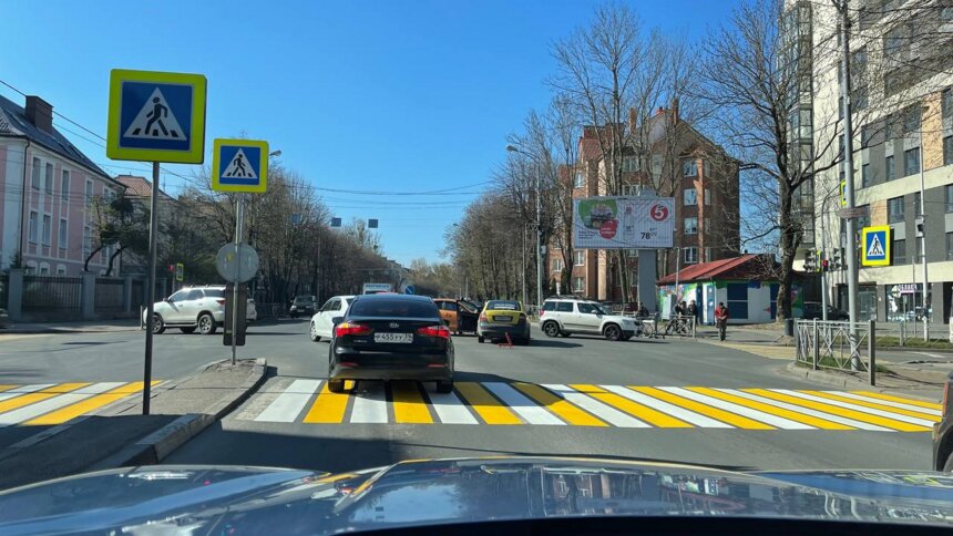 Невского встала в пробке из-за аварии на пересечении с Артиллерийской - Новости Калининграда | Фото: очевидец