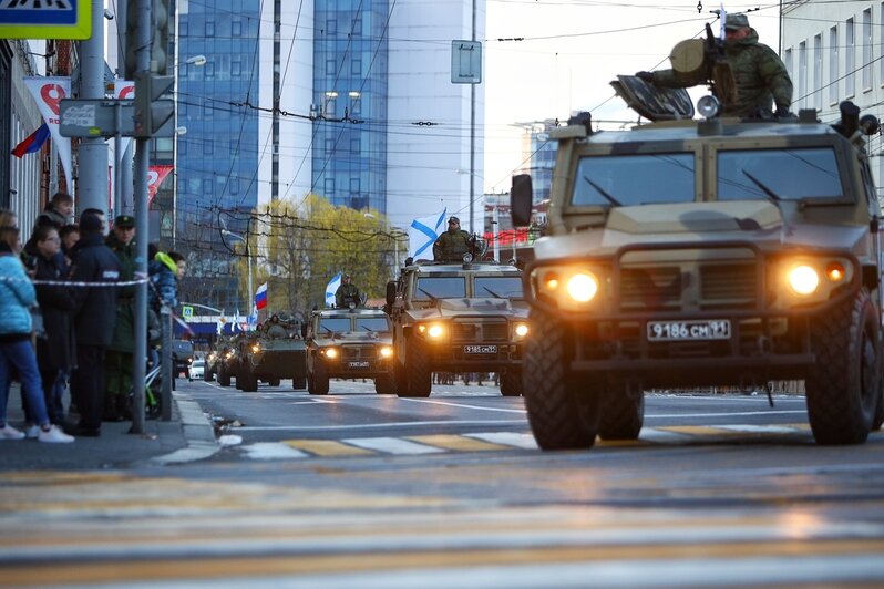 В Калининграде прошла первая ночная репетиция парада Победы (фоторепортаж) - Новости Калининграда | Фото: Александр Подгорчук / «Клопс»