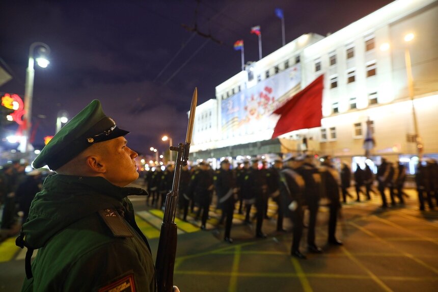 В Калининграде прошла первая ночная репетиция парада Победы (фоторепортаж) - Новости Калининграда | Фото: Александр Подгорчук / «Клопс»