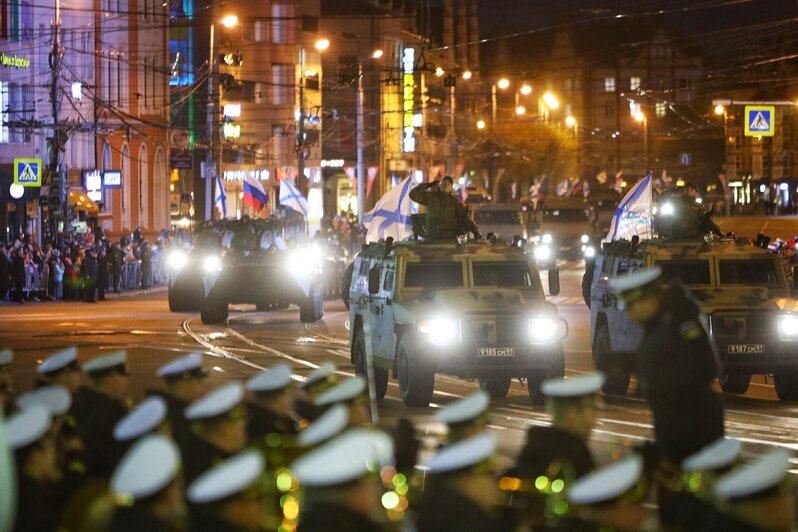 В Калининграде прошла первая ночная репетиция парада Победы (фоторепортаж) - Новости Калининграда | Фото: Александр Подгорчук / «Клопс»