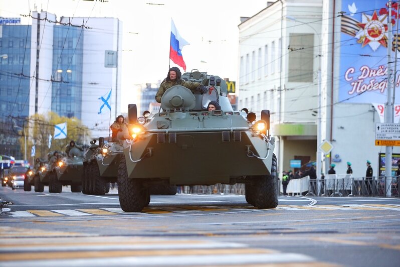 В Калининграде прошла первая ночная репетиция парада Победы (фоторепортаж) - Новости Калининграда | Фото: Александр Подгорчук / «Клопс»