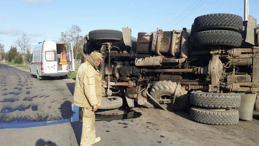 В Полесске опрокинулся грузовик, пострадал водитель (фото) - Новости Калининграда | Фото: пресс-служба УМВД России по Калининградской области