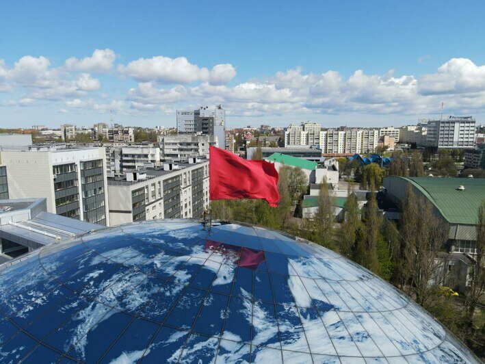 На корпус-шар Музея Мирового океана водрузили знамя Победы (фото, видео) - Новости Калининграда | Фото: пресс-служба Музея Мирового океана