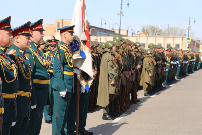 В параде Победы в Гусеве участвовали больше 800 военных и 50 кадетов - Новости Калининграда | Фото: пресс-служба Балтийского флота