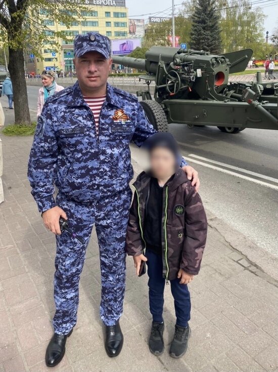 В Калининграде росгвардейцы нашли семилетнего мальчика, который потерялся во время парада Победы - Новости Калининграда | фото пресс-службы Росгвардии