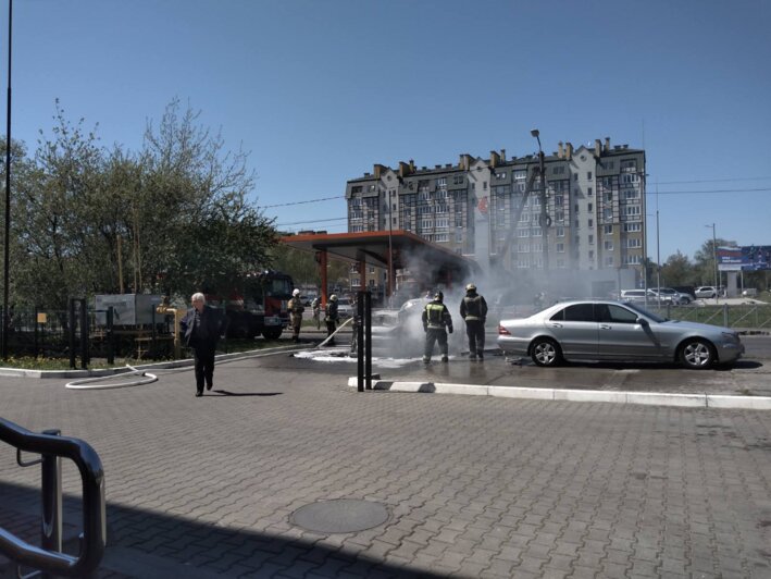 На проспекте Мира загорелась машина с двумя женщинами внутри (фото, видео) - Новости Калининграда | Фото: очевидец