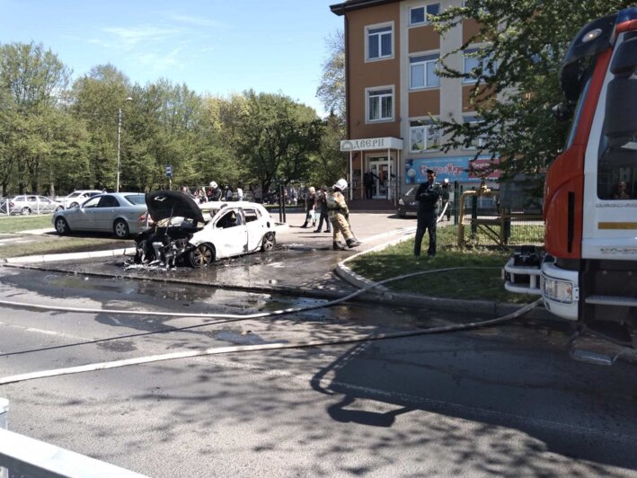На проспекте Мира загорелась машина с двумя женщинами внутри (фото, видео) - Новости Калининграда | Фото: очевидец