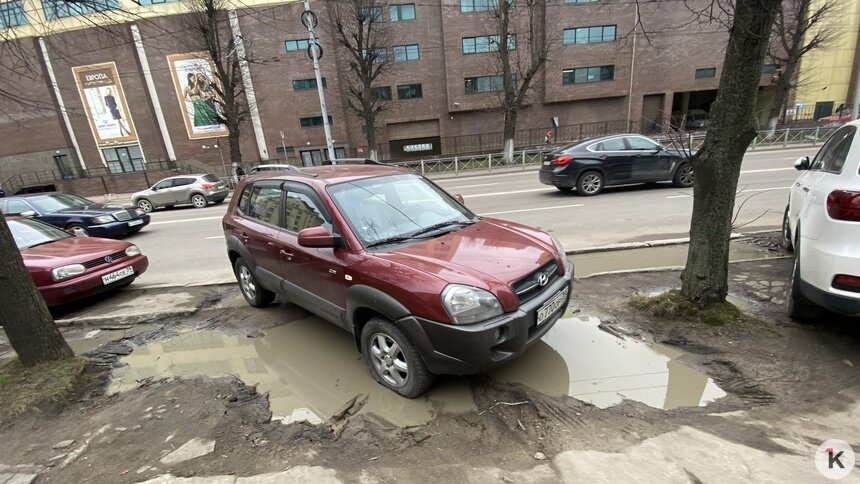 С тротуара на Театральной начали эвакуацию автомобилей - Новости Калининграда | Фото: Архив &quot;Клопс&quot;