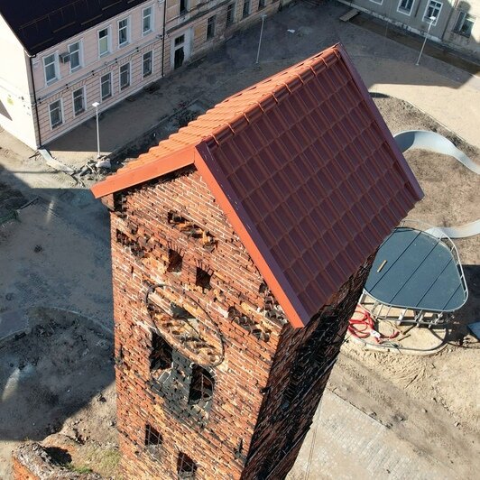 В Немане на башне средневекового замка Рагнит установили черепичную крышу (фото) - Новости Калининграда | Фото предоставили владельцы замка Рагнит