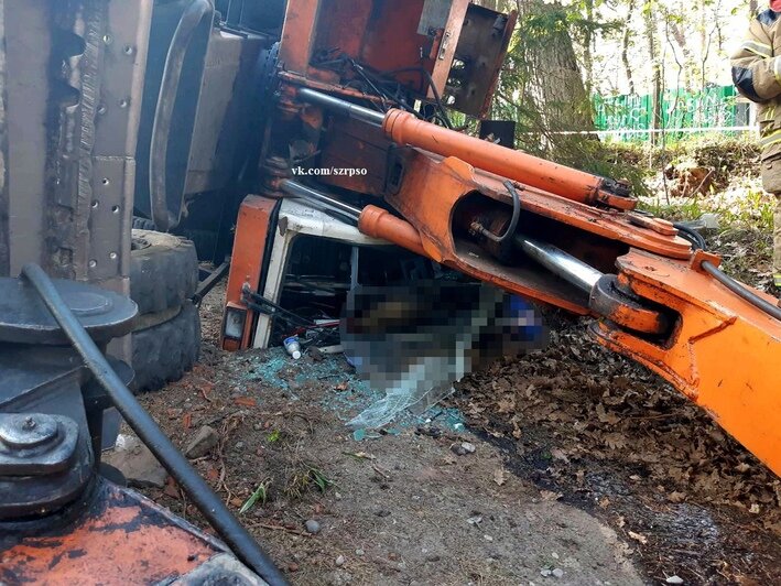 В Светлогорске опрокинулся экскаватор, водитель скончался - Новости Калининграда | Фото: пресс-служба МЧС региона