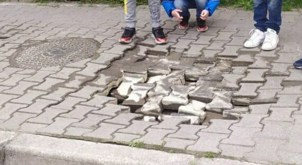 На Брусничной провалилась тротуарная плитка (фото) - Новости Калининграда | Фото: очевидец