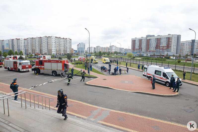 Людей доставали из-под кресел: в СК «Янтарный» тренировались тушить пожар (фоторепортаж)  - Новости Калининграда | Фото: Александр Подгорчук / «Клопс»