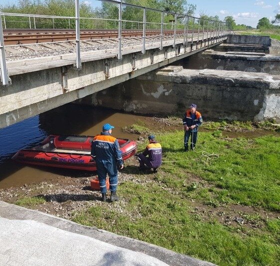 Место трагедии. Фотография сделана с разницей в сутки — уровень реки резко упал | Фото: ПСО «Запад» 