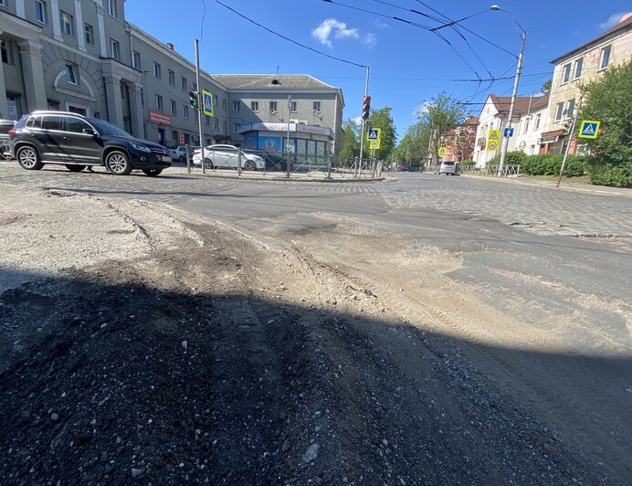 На ул. Радищева в Калининграде через неделю после ремонта на дороге снова образовалась яма (фото) - Новости Калининграда | Фото: Александр Подгорчук