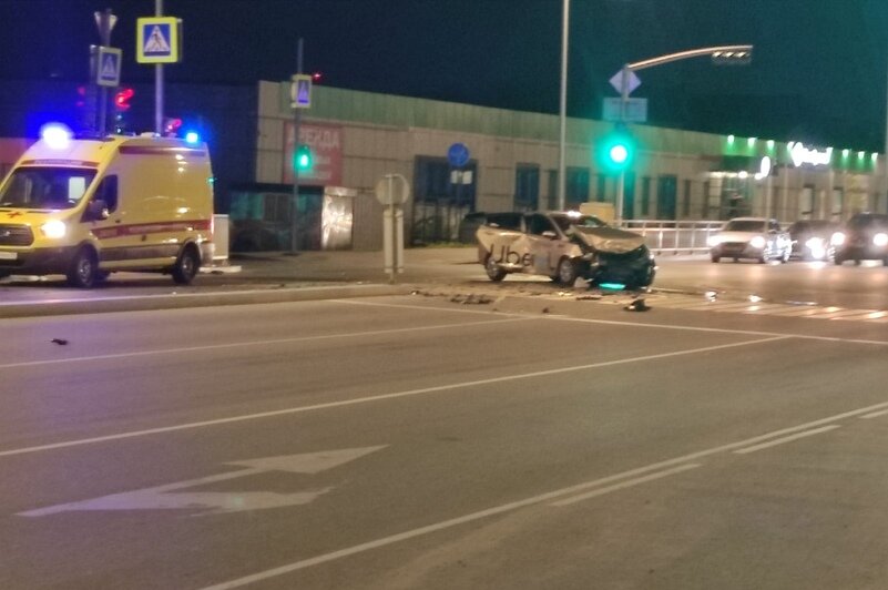 В Васильково легковушка столкнулась с такси и протаранила ограждение (фото) - Новости Калининграда | Фото очевидца