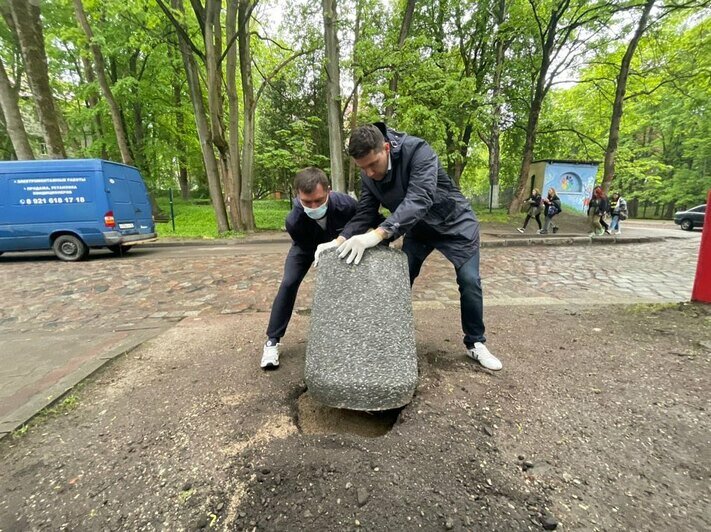 «Потеряв надежду»: Алиханов купил антивандальные урны и установил их у Детской областной больницы - Новости Калининграда | Фото: Instagram Антона Алиханова 