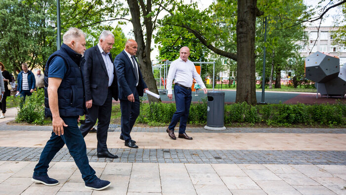 С вниманием к деталям: Горохов и Самородов осмотрели сквер на Рокоссовского — Соммера - Новости Калининграда | Фото: Елена Тишина