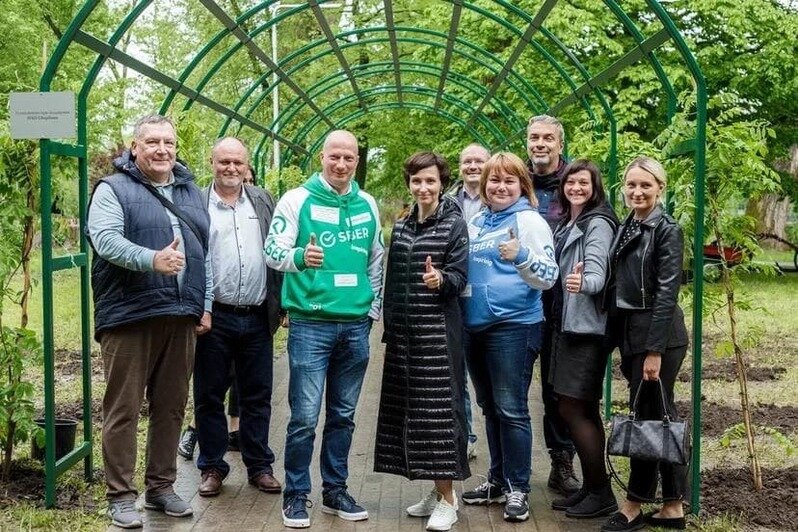 Новое место притяжения для местных и туристов: в Калининграде банк подарил городскому парку перголу - Новости Калининграда