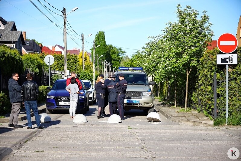 В Калининграде жители годами перекрывают проезд по городской улице (фото) - Новости Калининграда | Фото: Александр Подгорчук / «Клопс»