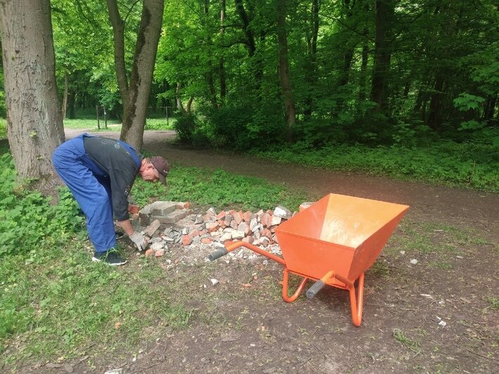 На Литовском валу, где вандалы разбили скамейку и памятник немецкой брусчатке, прошёл субботник  - Новости Калининграда | Фото: Архив «Клопс»