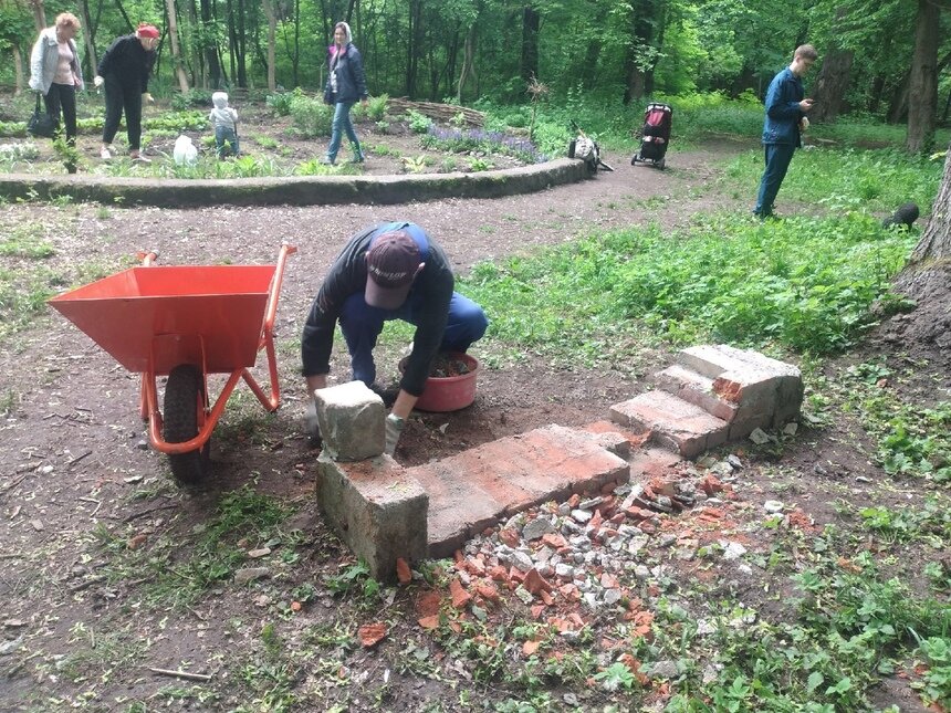 На Литовском валу, где вандалы разбили скамейку и памятник немецкой брусчатке, прошёл субботник  - Новости Калининграда