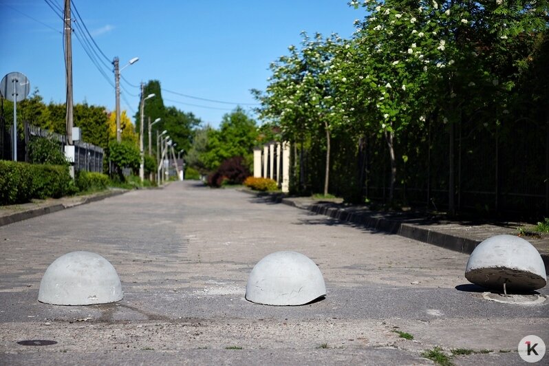 В Калининграде жители годами перекрывают проезд по городской улице (фото) - Новости Калининграда | Фото: Александр Подгорчук / «Клопс»