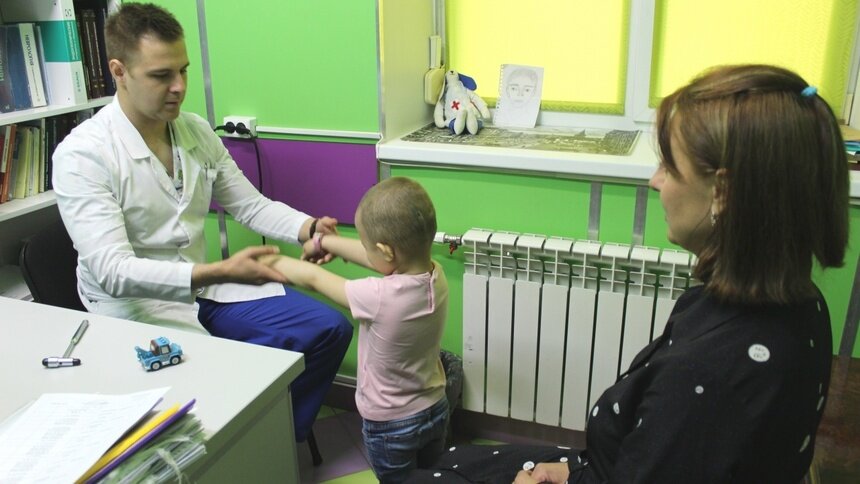 За жизнь боролись несколько часов: как в Калининграде спасли девочку после падения на неё железной двери - Новости Калининграда | Фото: пресс-служба правительства Калининградской области