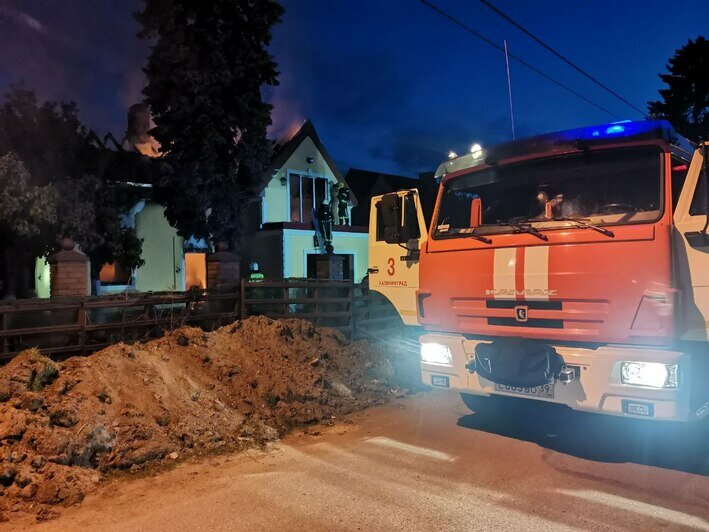 В Калининграде ночью загорелся дом площадью больше ста «квадратов» (фото) - Новости Калининграда | Фото: Александр Семёнов