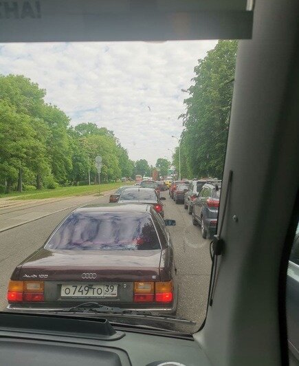 Простояли лишние полчаса: из-за ремонта дороги на Аллее Смелых образовались пробки (фото)   - Новости Калининграда | Фото: «Клопс»