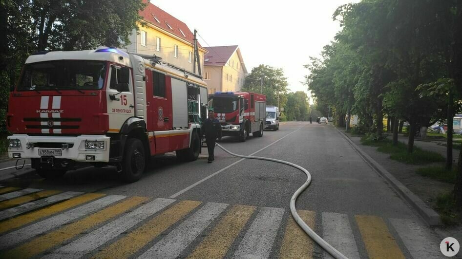  В Светлогорске из-за пожара на крыше эвакуировали жителей пятиэтажки (фото, видео) - Новости Калининграда | Фото очевидца