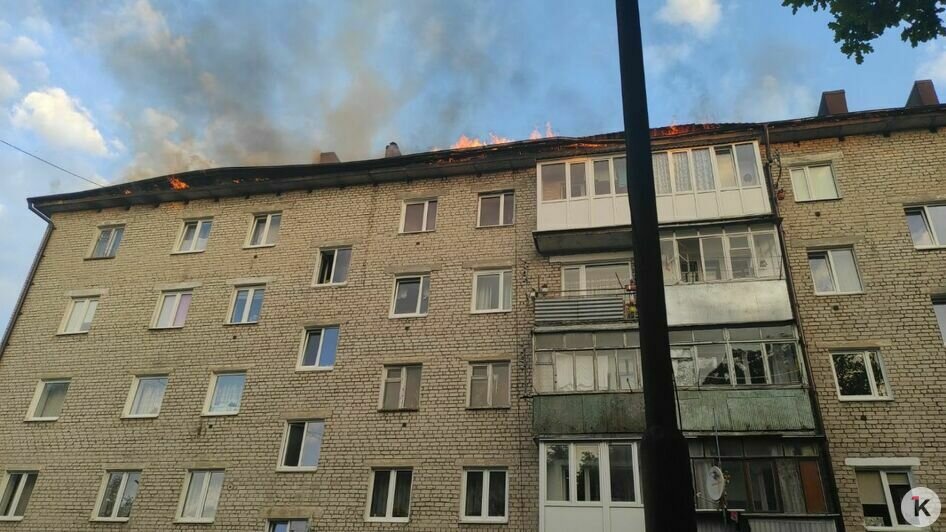  В Светлогорске из-за пожара на крыше эвакуировали жителей пятиэтажки (фото, видео) - Новости Калининграда | Фото очевидца