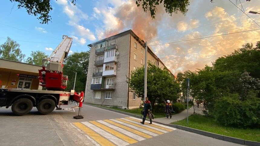 Пожар на крыше тушили до утра | Фото: предоставили жители дома