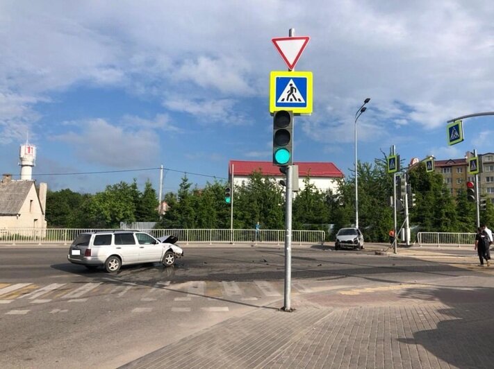В Гурьевском районе Toyota проехала перекрёсток на «красный» и врезалась в Volkswagen - Новости Калининграда | Фото: пресс-служба УМВД России по Калининградской области
