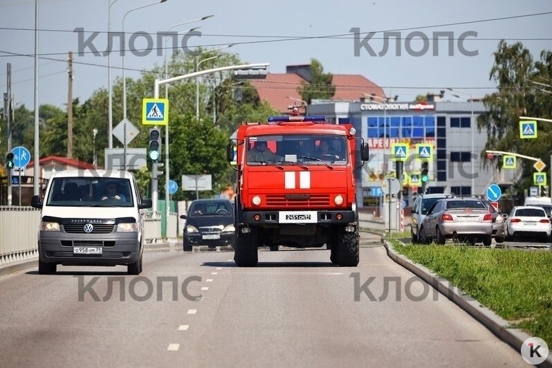 Полсотни человек тушат пожар на площади 400 «квадратов» на «Мираторге» (фоторепортаж) - Новости Калининграда | Фото: Александр Подгорчук / «Клопс»