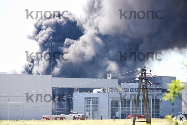 Полсотни человек тушат пожар на площади 400 «квадратов» на «Мираторге» (фоторепортаж) - Новости Калининграда | Фото: Александр Подгорчук / «Клопс»