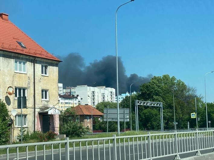 Очевидцы: в Калининграде произошёл пожар на территории «Мираторга» (видео) - Новости Калининграда | Фото очевидцев