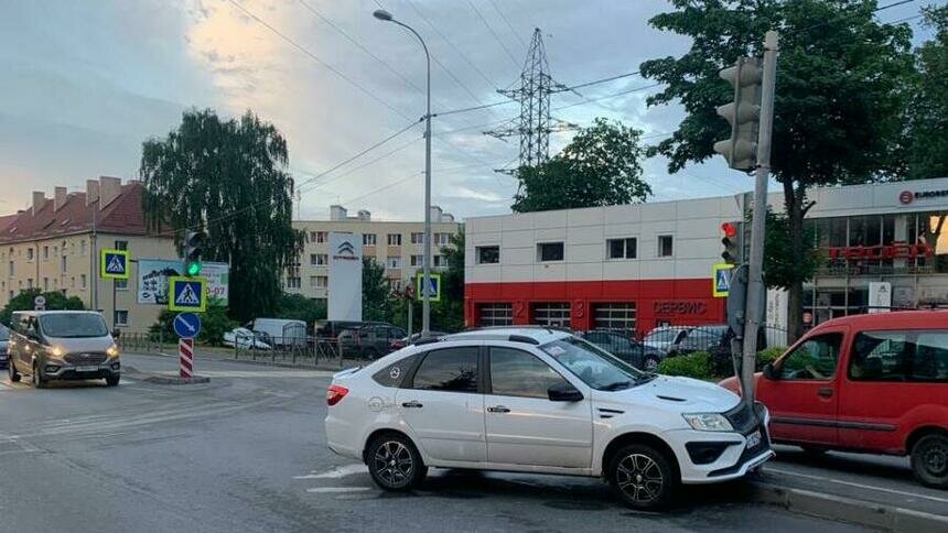 В Калининграде легковушка врезалась в опору светофора (фото) - Новости Калининграда | Фото: пресс-служба УМВД России по Калининградской области