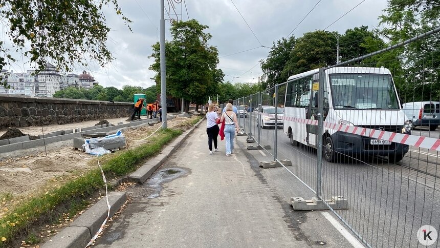 На Черняховского пешеходы пошли по проезжей части пока ремонтируют тротуар (фото) - Новости Калининграда | Фото Александра Подгорчука