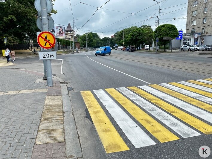 На Черняховского пешеходы пошли по проезжей части пока ремонтируют тротуар (фото) - Новости Калининграда | Фото Александра Подгорчука