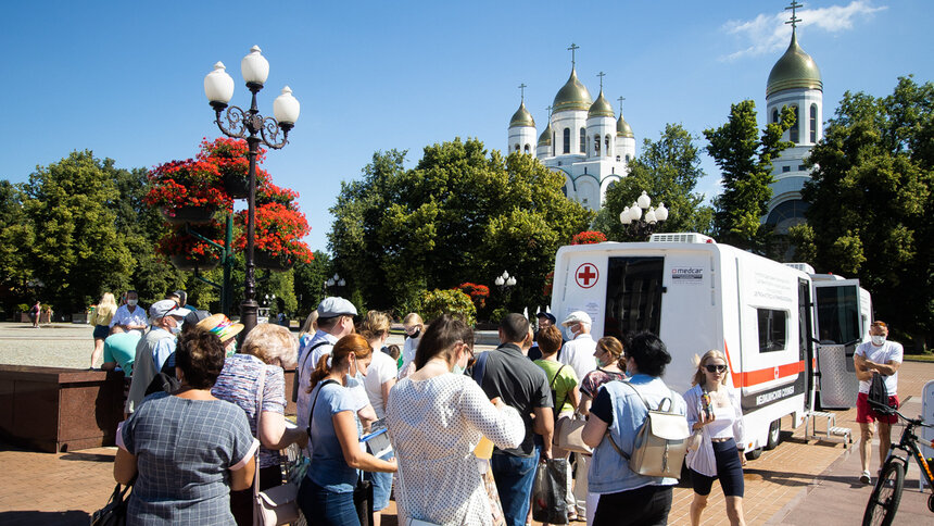 «Включила классическое хамло и прошла без очереди»: как калининградцы прививались от ковида  - Новости Калининграда | Фото: Александр Подгорчук / «Клопс»