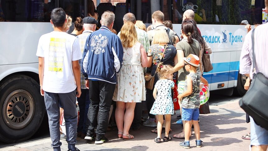 В Калининградской области из-за аномальной жары люди стали чаще терять сознание в общественном транспорте - Новости Калининграда | Фото: Александр Подгорчук / «Клопс»