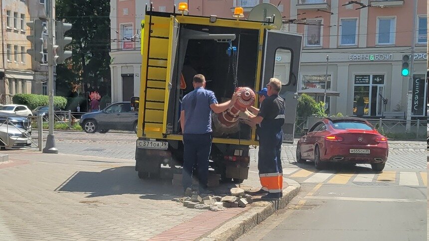 Очистят и вернут на место: сотрудники МЧС рассказали о судьбе гидранта с Комсомольской - Новости Калининграда | Фото: очевидец