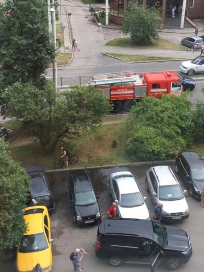 В Калининграде у детской поликлиники загорелась легковушка - Новости Калининграда | Фото: «Клопс»