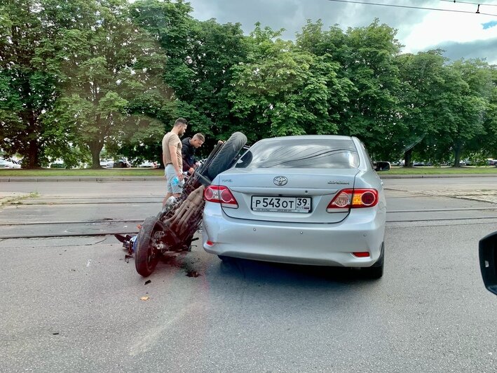 В Калининграде столкнулись легковушка и мотоцикл (фото) - Новости Калининграда | Фото: Юлий Леонтьев