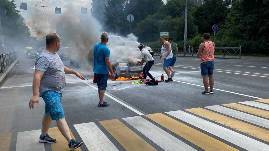 «Сгорела за 8 минут»: очевидцы — о ЧП со Škoda на Советском проспекте - Новости Калининграда | Фото очевидца
