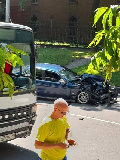 Литовский вал встал в пробке из-за столкнувшихся BMW и пассажирского автобуса - Новости Калининграда | Фото: очевидец