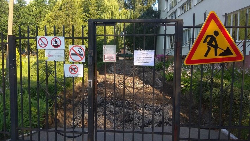 В Калининграде закрыли сквозной проход с Невского на Куйбышева из-за ремонта тротуара у школы №33 - Новости Калининграда | Фото: пресс-служба мэрии