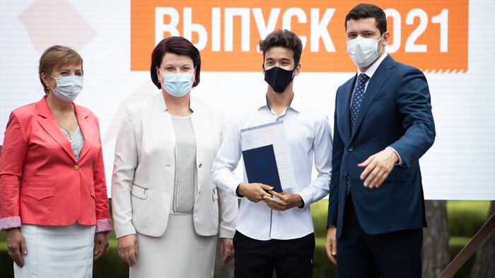 Калининградским выпускникам впервые вручили дипломы в Государственной резиденции «Янтарь» - Новости Калининграда | Фото: Александр Подгорчук
