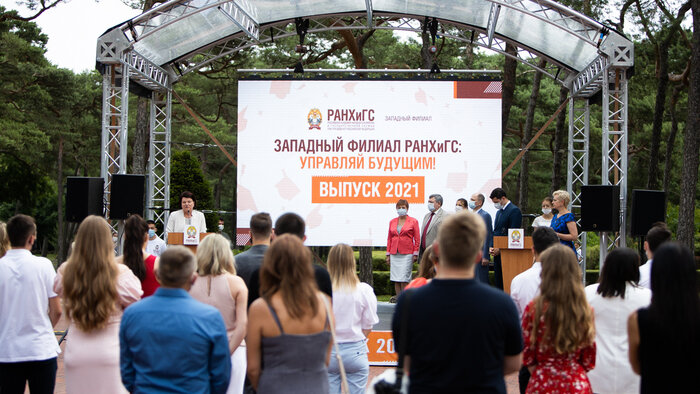 Калининградским выпускникам впервые вручили дипломы в Государственной резиденции «Янтарь» - Новости Калининграда | Фото: Александр Подгорчук