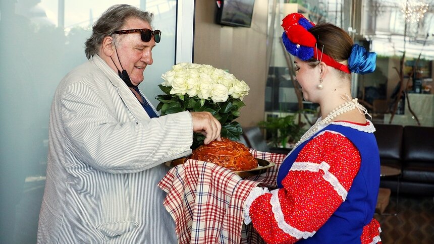 Встречали с хлебом-солью: в Калининград прилетел Депардье (фото) - Новости Калининграда | Фото: Александр Подгорчук / «Клопс»